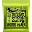 Grønn pakke med Ernie Ball Regular Slinky 2221 elgitarstrenger merket 10-46