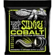 Svart og gul pakke med Ernie Ball Cobalt Regular Slinky 2721 elgitarstrenger merket 10-46