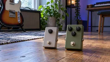 To gitarpedaler med én og tre knotter på et tregulv.