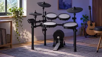 Et elektronisk trommesett med runde pads og cymbalpads i et øvingshjørne.