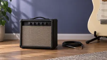 Illustrasjon av en liten øvingsforsterker for gitar ved en elgitar på stativ.