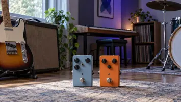 To effektpedaler med ulike knotter foran en gitarforsterker.