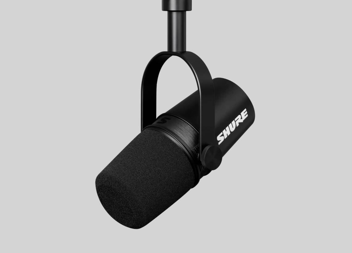 Shure MV7X mikrofon i svart bøylefeste.